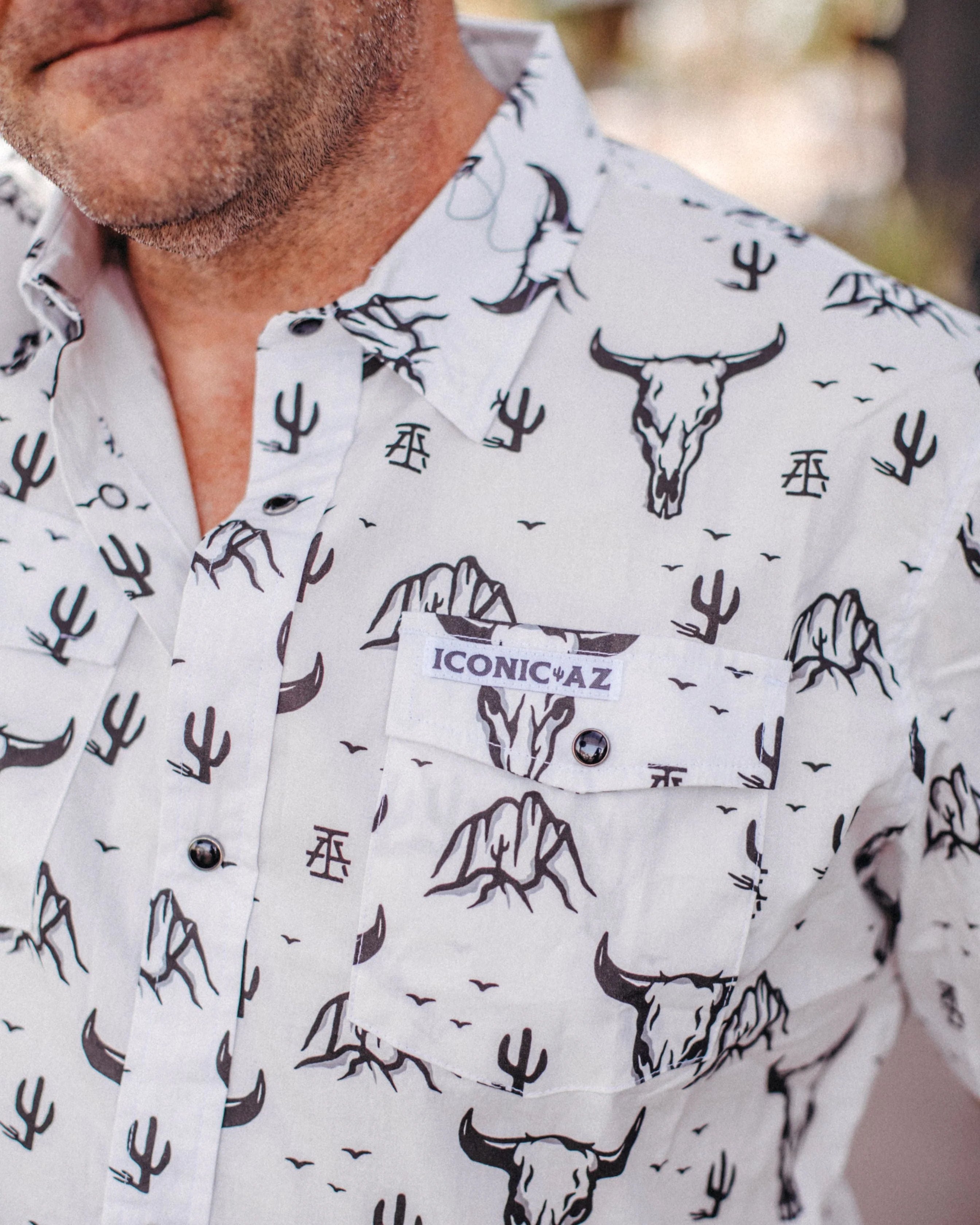 TOPS-SS BUTTON- ICONIC ARIZONA-Skull Mountain-WHITE