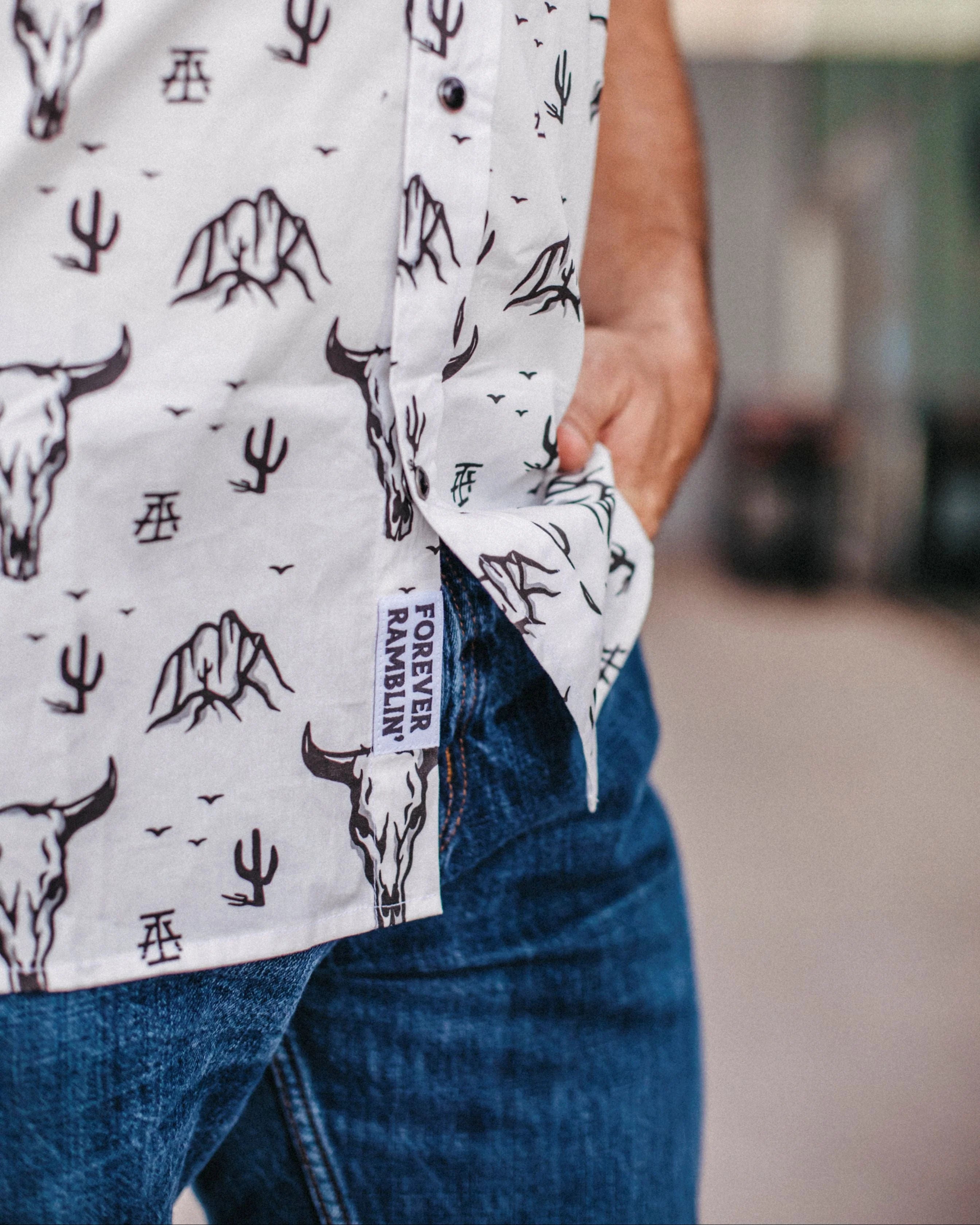 TOPS-SS BUTTON- ICONIC ARIZONA-Skull Mountain-WHITE